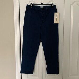 Good threads navy cropped pants.  Ladies size M.